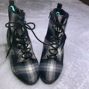 COMFORT 10W School Girl High Block Heel Lace Up Booties